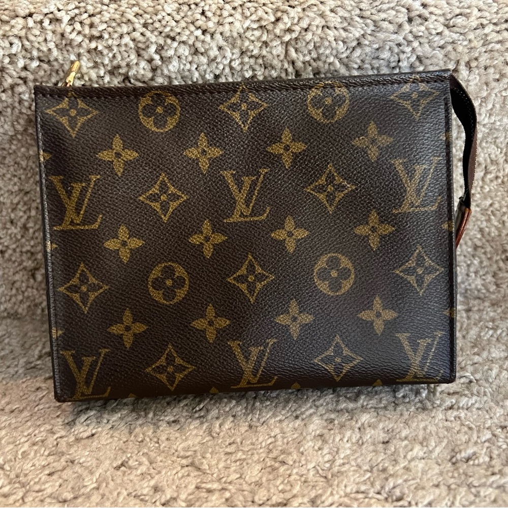 Louis Vuitton Toiletry 19